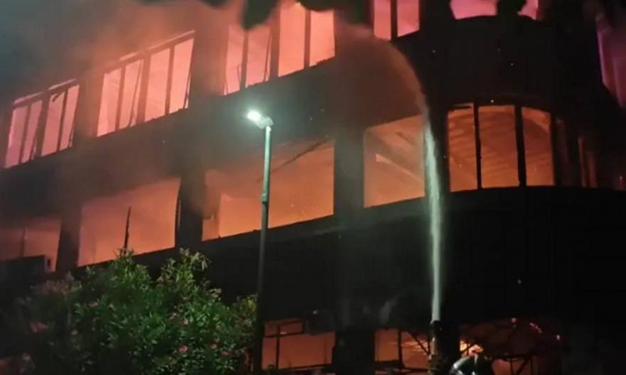 Μεγάλη πυρκαγιά σε κτίριο με καταστήματα στον Πειραιά, κάηκε ολοσχερώς