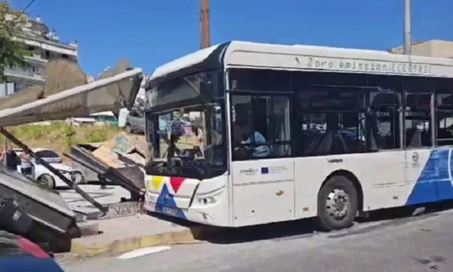 Θεσσαλονίκη: Λεωφορείο έπεσε πάνω σε στάση στη Νεάπολη - 4 τραυματίες