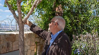 Νίκος Κουτσιανάς: Στον κήπο όπου η γνώση του Ιπποκράτη συναντά ξανά τη φύση