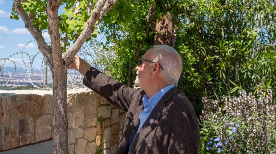 Νίκος Κουτσιανάς: Στον κήπο όπου η γνώση του Ιπποκράτη συναντά ξανά τη φύση