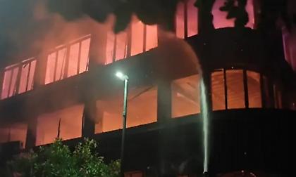 Μεγάλη πυρκαγιά σε κτίριο με καταστήματα στον Πειραιά, κάηκε ολοσχερώς