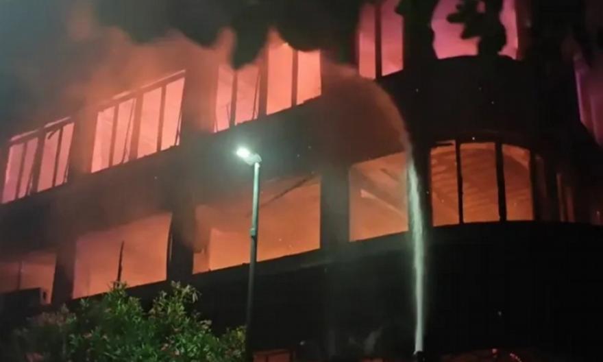 Μεγάλη πυρκαγιά σε κτίριο με καταστήματα στον Πειραιά, κάηκε ολοσχερώς