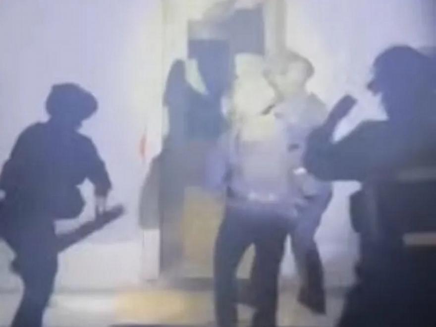 Η στιγμή που πάνοπλοι αστυνομικοί εισβάλλουν σε σπίτια στη Φυλή - Εξάρθρωσαν σπείρα με λεία άνω των 250.000 ευρώ