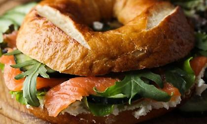 Lox bagel: Το κλασικό bagel με καπνιστό σολομό και τυρί κρέμα