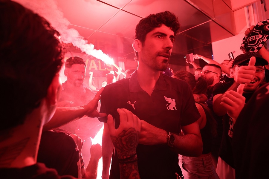 ΟΦΗ: Αποθέωση στο αεροδρόμιο για τους θριαμβευτές του Φαλήρου