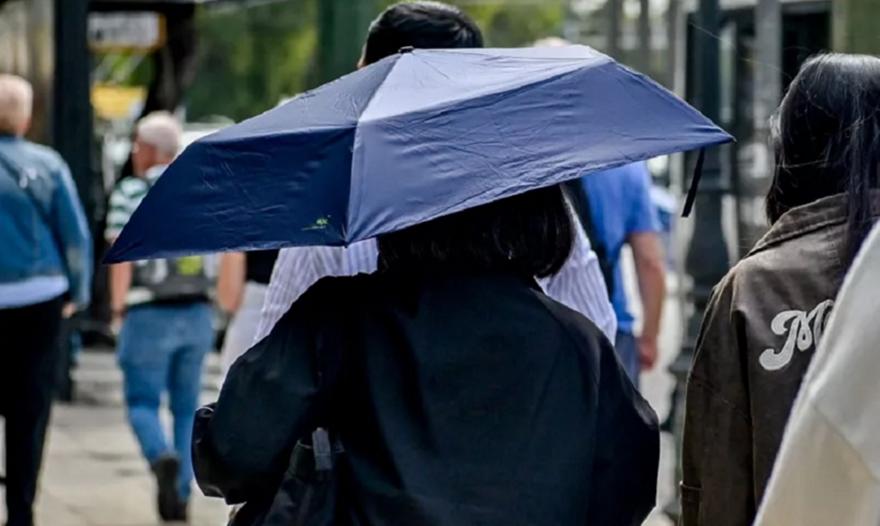 Καιρός: Βροχές και σποραδικές καταιγίδες την Κυριακή – Πέφτει η θερμοκρασία