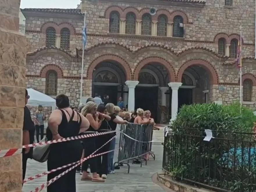 Γιώργος Μαζωνάκης: Πλήθος κόσμου για τη λαϊκή αγρυπνία στον ιερό ναό Αγίας Τριάδας στη Νίκαια