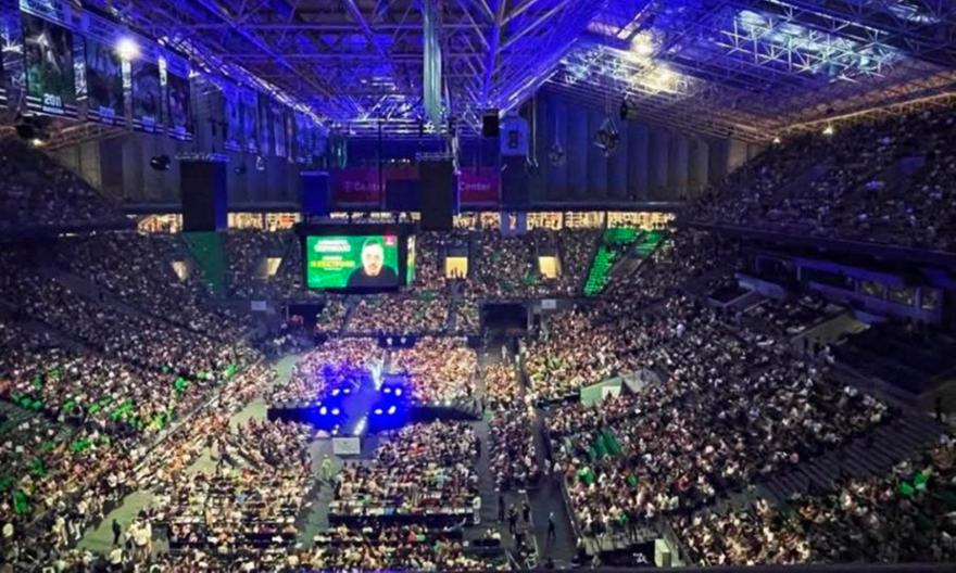 20.000 θεατές στο Telekom Center: Ο Αλέξανδρος Τσουβέλας έγραψε ιστορία στο ελληνικό stand-up
