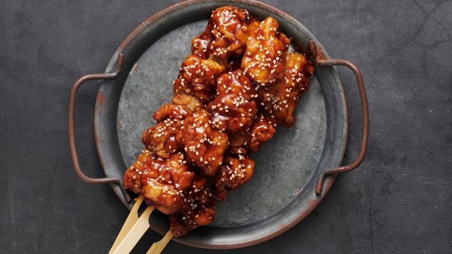 Ιαπωνικά σουβλάκια κοτόπουλου με σάλτσα yakitori