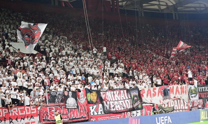 Η καινοτομία των οπαδών του Ολυμπιακού: Μισή κόκκινη και μισή λευκή η Θύρα 7