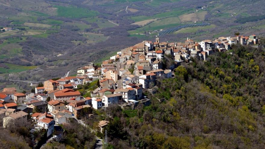 Ένα χωριό πανηγυρίζει επειδή γεννήθηκε ένα παιδί