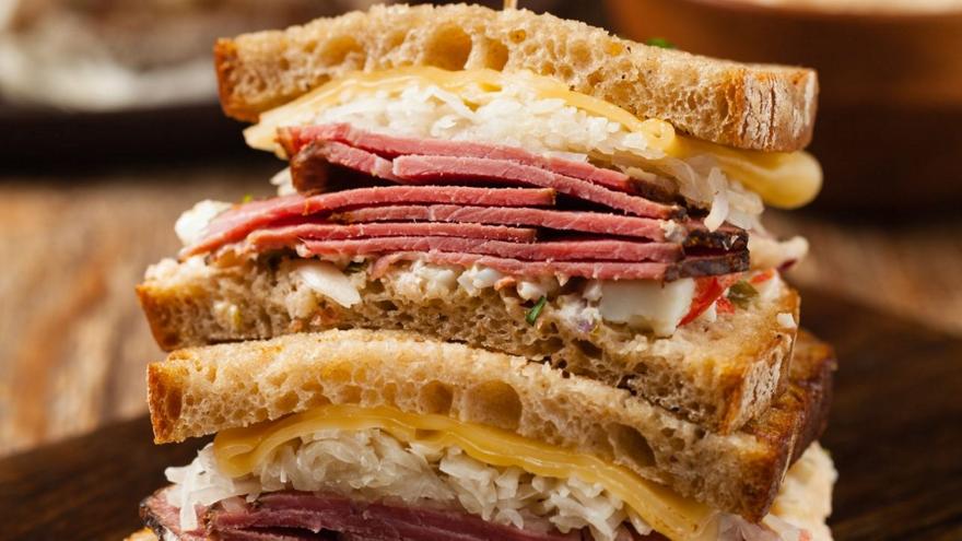 Reuben sandwich: Το θρυλικό deli sandwich με corned beef και λιωμένο τυρί