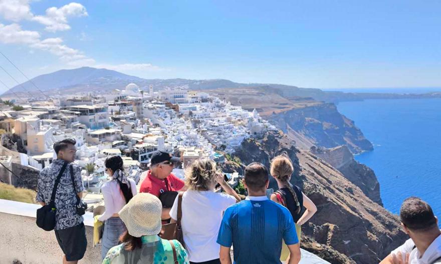 Κυριακή: Ηλιοφάνεια με τοπικές βροχές στα ορεινά – Έως 32 βαθμούς η θερμοκρασία