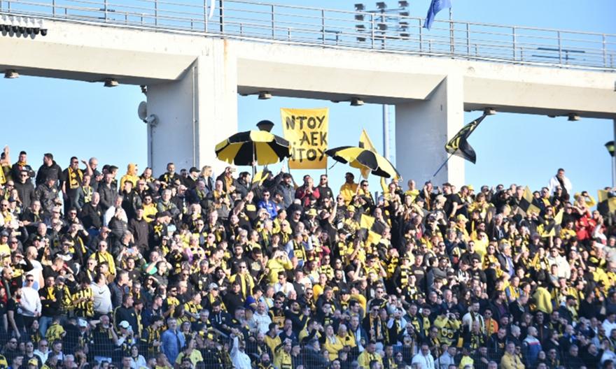 Θερμή υποδοχή στην αποστολή της ΑΕΚ από τους οπαδούς της στον Βόλο