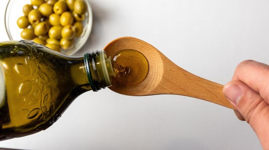 Μια κουταλιά ελαιόλαδο στο στόμα κάθε πρωί; Τι είναι το oil pulling και αν όντως βοηθά
