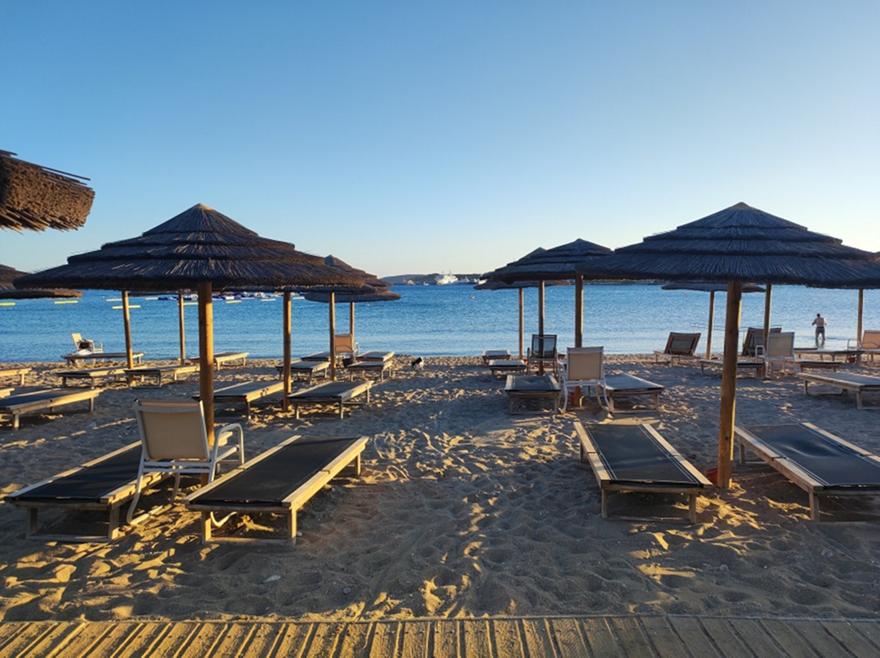 Νεκρός ηλικιωμένος σε παραλία μετά από καβγά για μια ξαπλώστρα