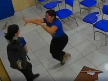 Βραζιλία: 17χρονη επιτέθηκε με μαχαίρι στην καθηγήτριά της μέσα στην τάξη – Σοκαριστικό βίντεο