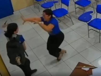 Βραζιλία: 17χρονη επιτέθηκε με μαχαίρι στην καθηγήτριά της μέσα στην τάξη – Σοκαριστικό βίντεο