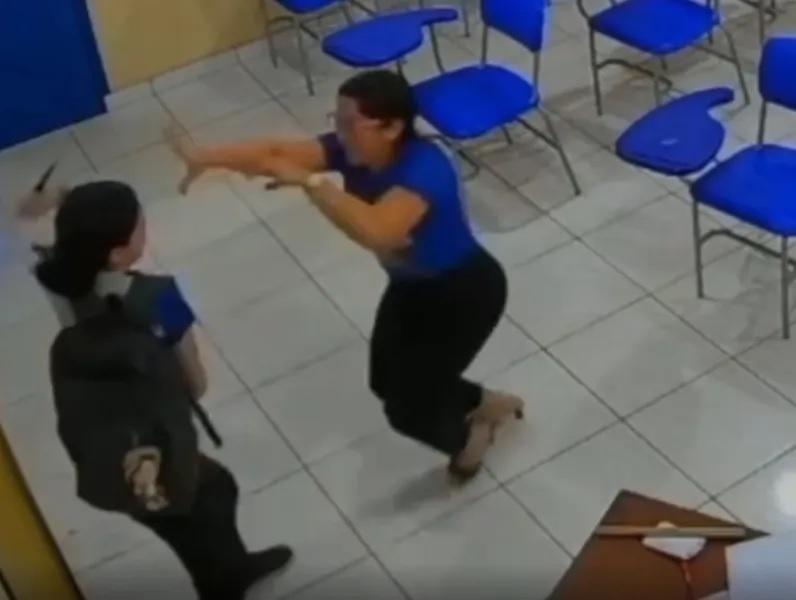 Βραζιλία: 17χρονη επιτέθηκε με μαχαίρι στην καθηγήτριά της μέσα στην τάξη – Σοκαριστικό βίντεο