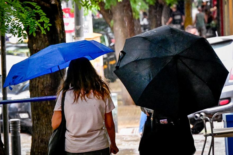 Καιρός: Βροχές και καταιγίδες στα ανατολικά και νότια – Πέφτει κι άλλο η θερμοκρασία