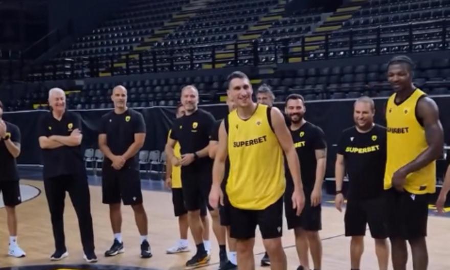 Η τούρτα έκπληξη της ΑΕΚ στον εορτάζοντα, Γιαννούλη Λαρεντζάκη - «Να έχουμε μία σπουδαία σεζόν»!