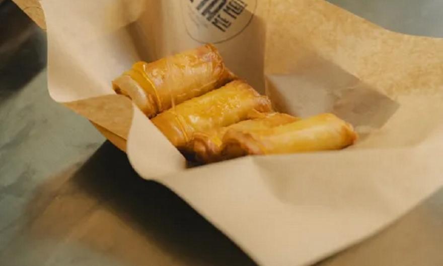 Φέτα με μέλι στο χέρι; Το Feta Me Meli είναι το νέο street food στου Ψυρρή