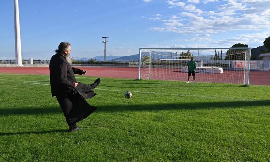Αγιασμός και… πέναλτι: Ο παπάς του Παναργειακού έκλεψε την παράσταση για άλλη μια χρονιά