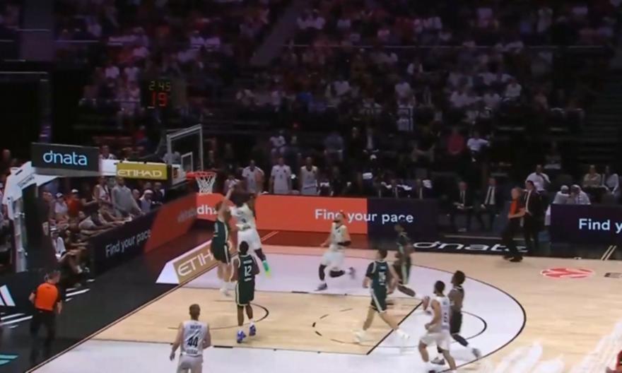 Το πρώτο highlight της σεζόν είναι γεγονός: Το απίθανο poster dunk του Μπέικον στον Γιάντουνεν!