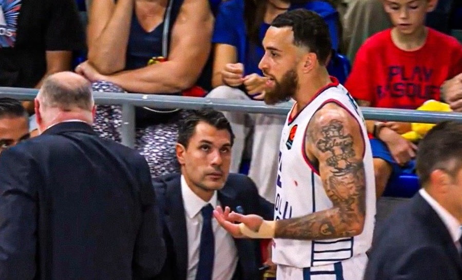 Αρχίσαμε... Ο Τζέιμς ζήτησε τον λόγο από τον Λάσο για την αλλαγή του