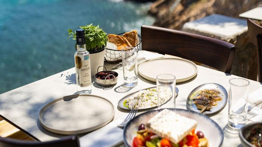 Στον Αστακό της Σύρου για ψάρι και θαλασσινά με θέα την Ερμούπολη