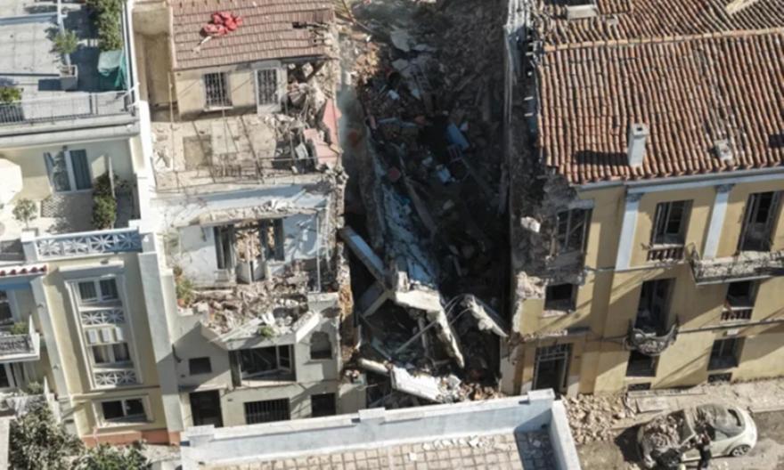 Έκρηξη στην Πλάκα: Βρέθηκε γυναικεία τσάντα με έγγραφα της Αμερικανίδας τουρίστριας - Αναζητούνται 5 άτομα