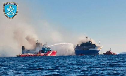 Μαίνεται η φωτιά στο «Blue Carrier 2» – Σε ετοιμότητα τα μέσα απορρύπανσης