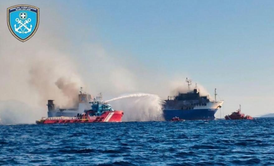 Μαίνεται η φωτιά στο «Blue Carrier 2» – Σε ετοιμότητα τα μέσα απορρύπανσης