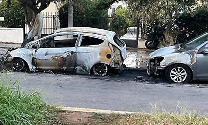 Ηλιούπολη: Φωτιά σε ΙΧ τα ξημερώματα - Ζημιές και σε δυο παρακείμενα οχήματα