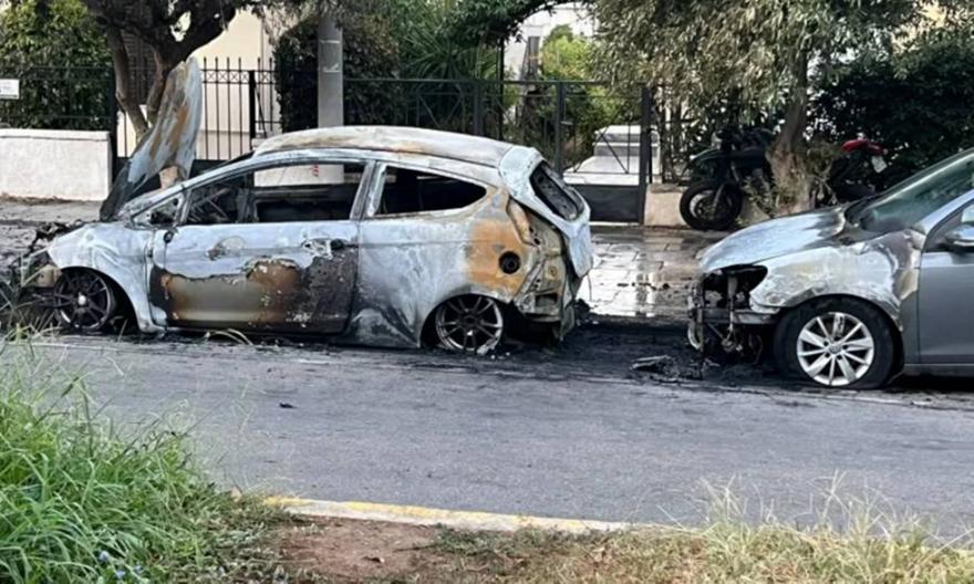Ηλιούπολη: Φωτιά σε ΙΧ τα ξημερώματα - Ζημιές και σε δυο παρακείμενα οχήματα