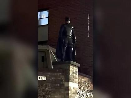 Ντύθηκε Batman για πάρτι και κατέληξε να κυνηγά κλέφτη (video)