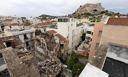 Σιωπή και συντρίμμια: Συγκλονιστικές εικόνες από την ασύλληπτη τραγωδία στην Πλάκα