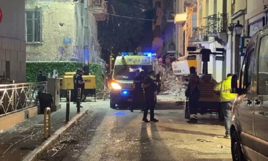 Γυναίκα εντοπίστηκε χωρίς τις αισθήσεις της κάτω από τα χαλάσματα στην Πλάκα