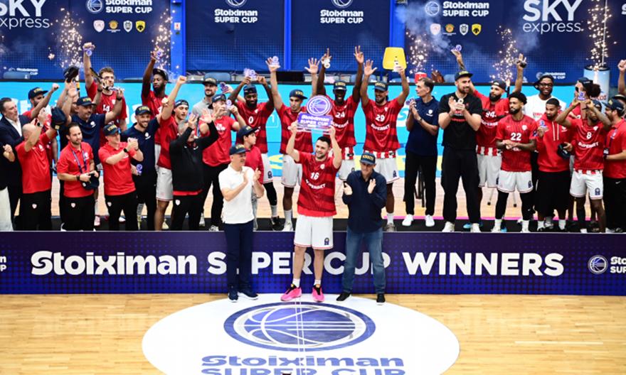 Η απονομή του Stoiximan Super Cup στον Ολυμπιακό: Σήκωσαν μαζί το τρόπαιο Παπανικολάου και Αγγελόπουλοι