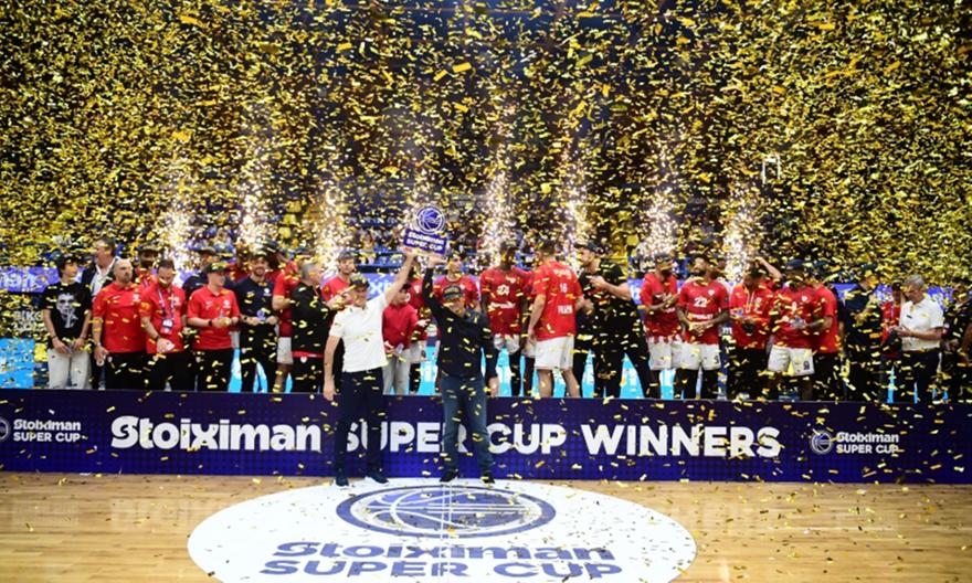 Η απονομή του Stoiximan Super Cup στον Ολυμπιακό: Σήκωσαν μαζί το τρόπαιο Παπανικολάου και Αγγελόπουλοι