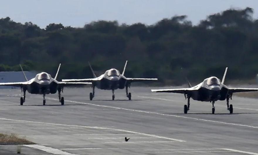 Συναγερμός στη Βρετανία: Συλλήψεις για εκρηκτικά και εκκενώσεις κατοικιών κοντά σε αμερικανική βάση