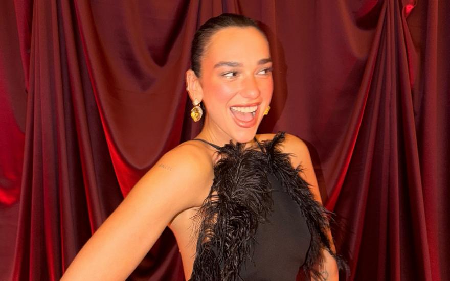 Dua Lipa: Ξεσάλωσε σε αλβανικό γάμο. Τα τσιφτετέλια και ο χορός με το ποτήρι στο κεφάλι μαζί με τον μπαμπά της