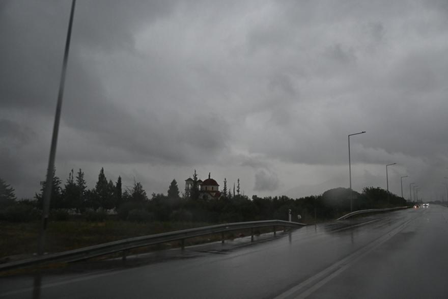 Καιρός: Βροχές, ισχυροί βοριάδες και πτώση της θερμοκρασίας
