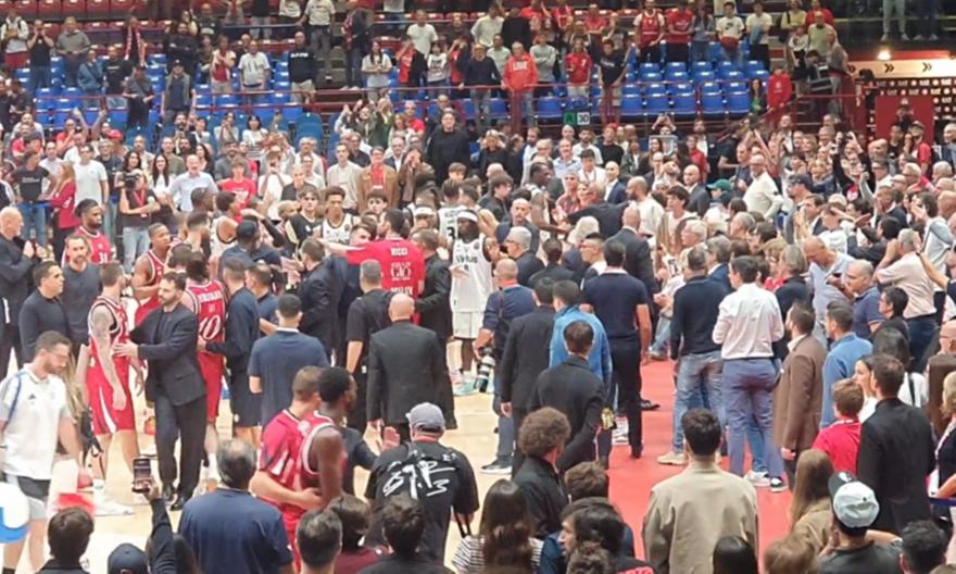 Ένταση και σύρραξη στο παρκέ μετά το τέλος του ιταλικού ντέρμπι στο Μιλάνο!
