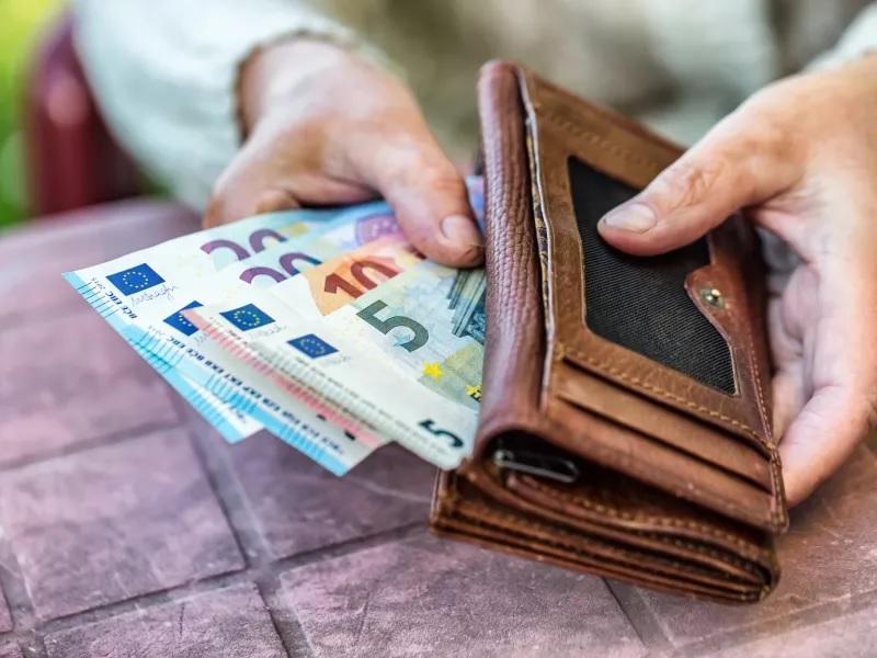 Επίδομα 400 ευρώ στους συνταξιούχους: Τα… «ψιλά γράμματα», οι κερδισμένοι και οι χαμένοι