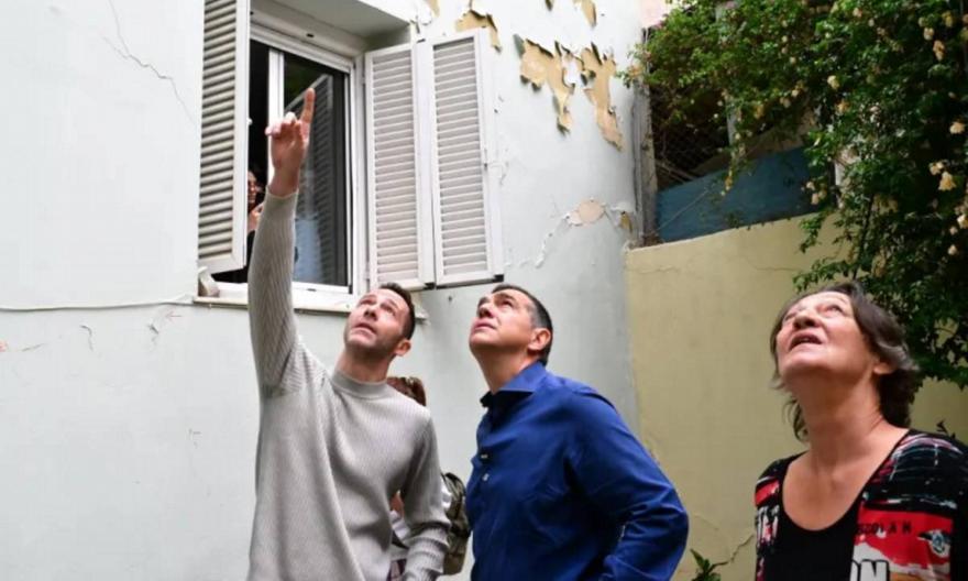 Επίσκεψη Τσίπρα στην Κυψέλη: «Είχατε ρωγμές και ο μετροπόντικας συνέχισε να δουλεύει»