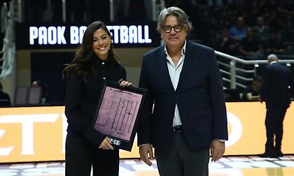 Συγκινητικές στιγμές στο PAOK Sports Arena: Ενός λεπτού σιγή για τον Σούλη Μαρκόπουλο, τιμήθηκε η κόρη του