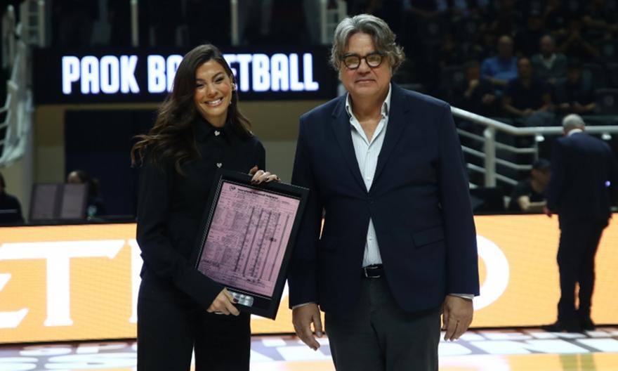 Συγκινητικές στιγμές στο PAOK Sports Arena: Ενός λεπτού σιγή για τον Σούλη Μαρκόπουλο, τιμήθηκε η κόρη του
