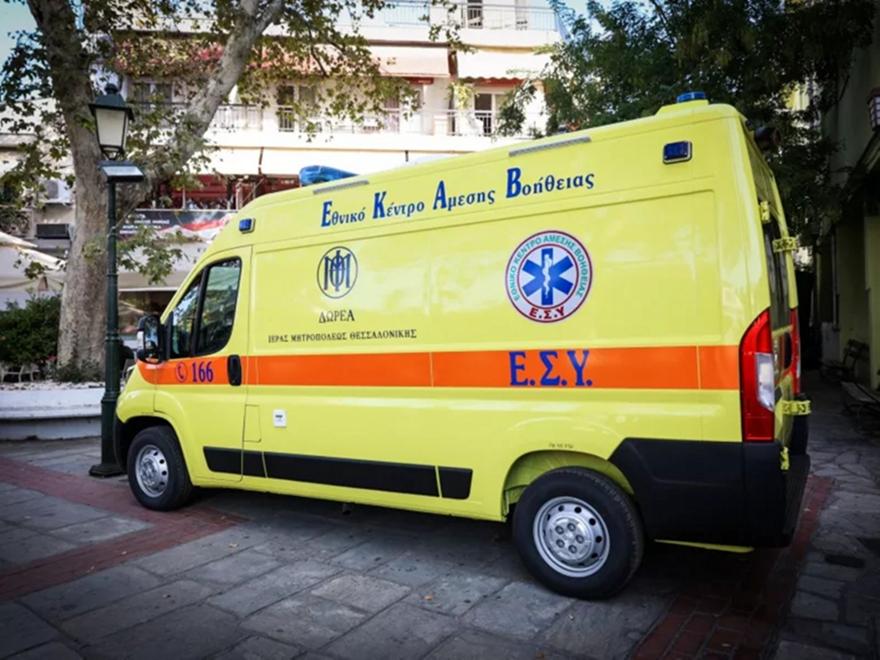 Μαθητής παρασύρθηκε από αυτοκίνητο στα Σεπόλια - Στο σημείο το ΕΚΑΒ