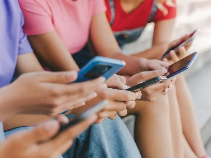 Όριο ηλικίας 15 ετών στα social media από το 2027: Οι 10 βασικές ερωτήσεις και απαντήσεις